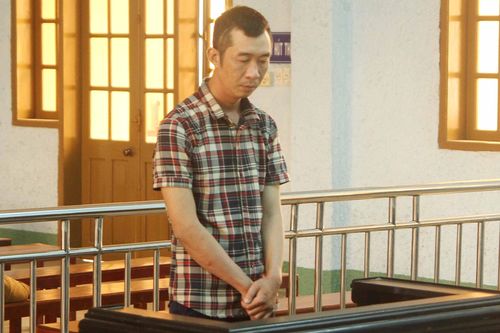 Cựu cán bộ Công an khoe súng thật lãnh án