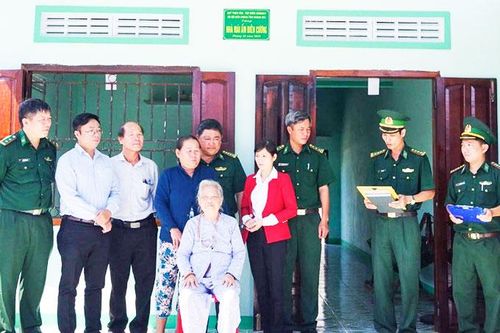 Thắm tình 'Mái ấm biên cương'