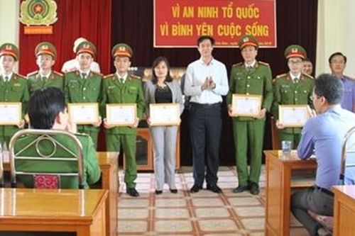 Khen thưởng các chiến sĩ triệt phá vụ vận chuyển 4 bánh heroin