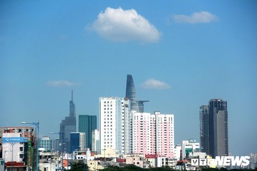 Bầu trời TP.HCM xanh ngắt bất ngờ sau nhiều ngày mù mịt