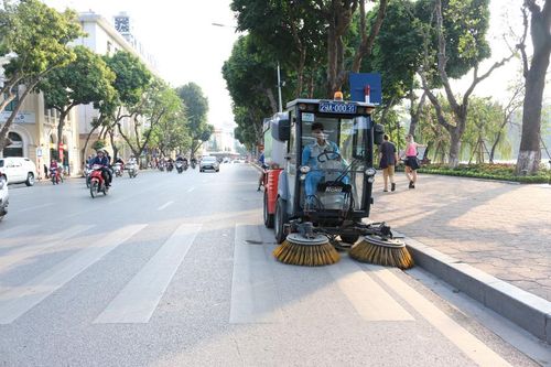 Quét, hút bụi bằng xe cơ giới: Tăng hiệu suất duy trì vệ sinh