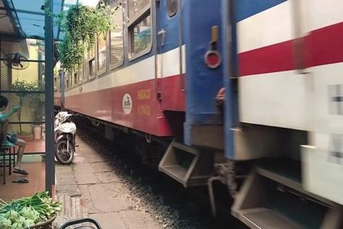 Sau đề nghị di dời của Bộ GTVT: Người dân phố cà phê đường tàu 'mất ngủ'