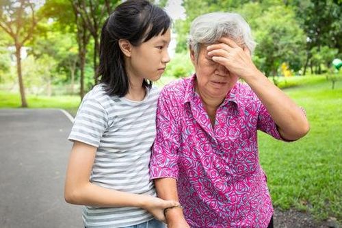 Chóng mặt và nỗi lo sợ té ngã của người già