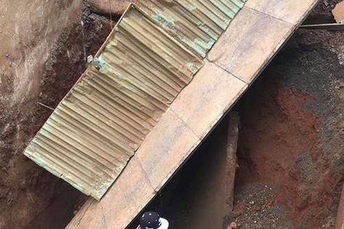 Sập cầu tạm, người phụ nữ và xe máy rơi xuống hố sâu