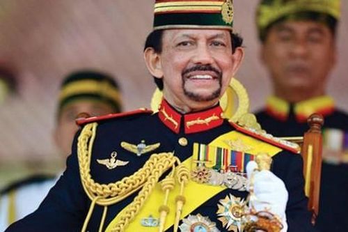 Cuộc sống giàu có, xa hoa của Quốc vương Brunei có cháu trai vừa tự ý vào sân trong trận đấu với U22 Việt Nam