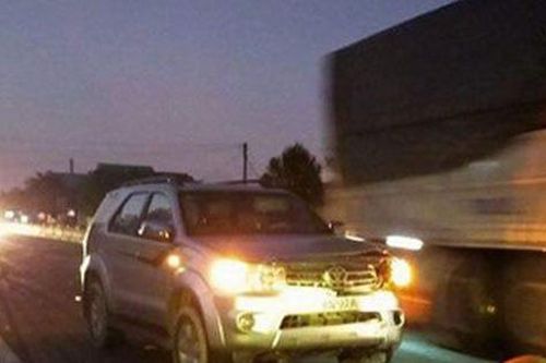 Xe Fortuner đâm trúng bò thả rông, một chủ tịch xã phải giải trình
