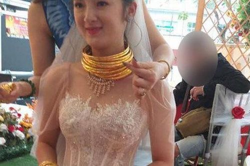 Cô dâu, chú rể ở Cao Bằng gây xôn xao vì đeo vàng 'trĩu cổ' trong ngày cưới