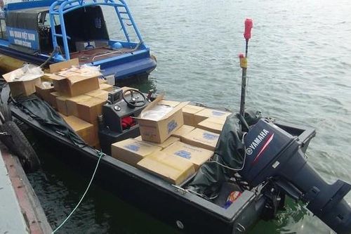 Bị Hải quan phát hiện, 3 xuồng in chữ Trung Quốc bỏ chạy, để lại gần 30.000 bao thuốc lá lậu