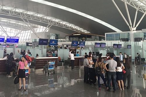 Khách đi máy bay bị 'chôm' 2.000 Euro và ví hàng hiệu