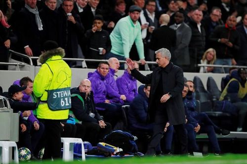HLV Mourinho cảm ơn cậu bé nhặt bóng giúp Kane ghi bàn
