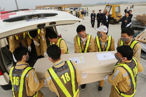 Bộ Ngoại giao thông tin việc đưa thi thể 16 nạn nhân từ Anh về nước
