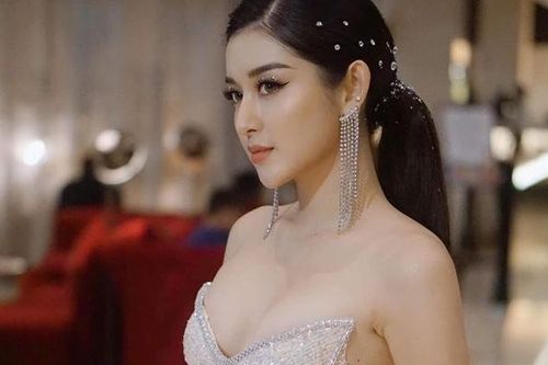 Á hậu Huyền My chuộng váy áo hở vòng một