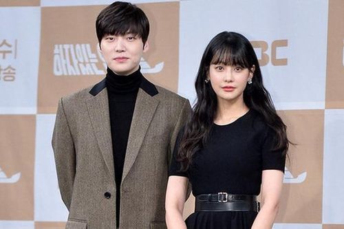 Ahn Jae Hyun xuất hiện bên bạn gái tin đồn sau ly hôn Goo Hye Sun