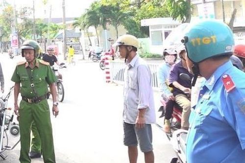 Thanh tra giao thông bị chém đứt lìa ngón tay