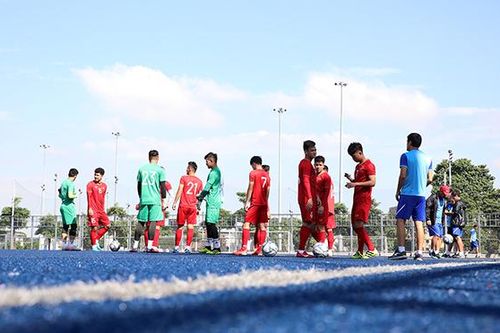 U22 Việt Nam ngỡ ngàng vì phải 'ký sổ' mới được vào sân tập