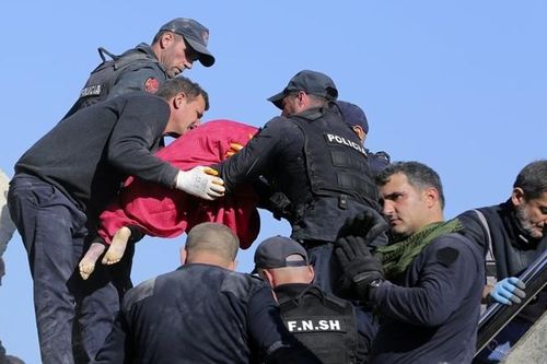 Tan hoang sau động đất tại Albania