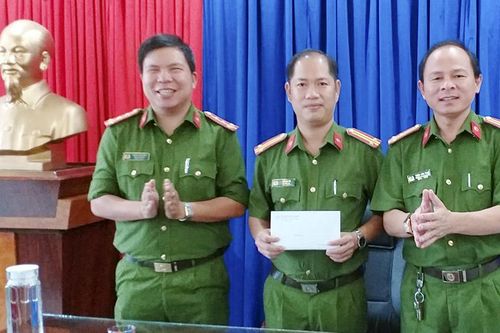 Khen thưởng thành tích bắt giữ hàng lậu