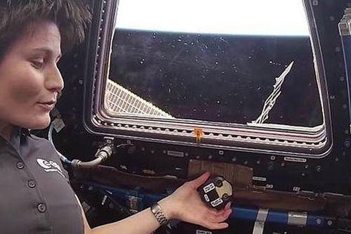 Vật thể bí ẩn bất ngờ xuất hiện sau lưng phi hành gia trên trạm ISS
