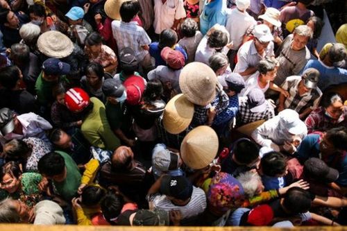 Hỗn loạn cảnh hàng trăm người chen lấn nhận tiền và gạo tại biệt thự của Ngọc Sơn
