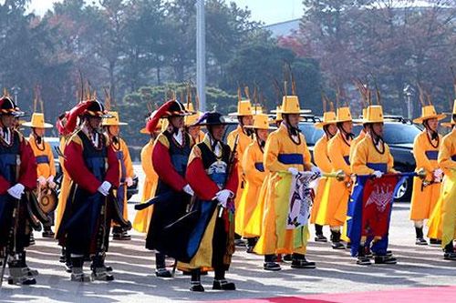 Thủ tướng Nguyễn Xuân Phúc đến Seoul, bắt đầu thăm chính thức Hàn Quốc