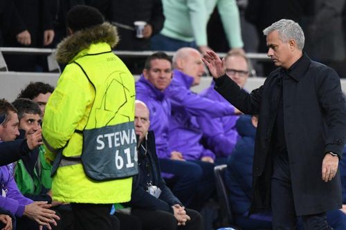 Mourinho ca ngợi cậu bé nhặt bóng giúp Tottenham ghi bàn