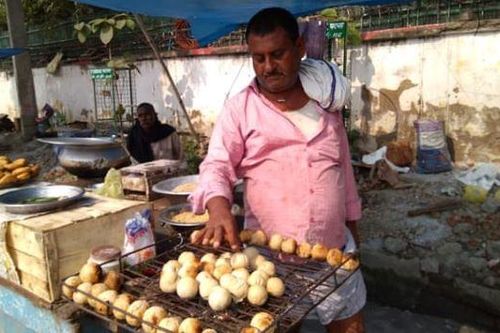 Cấm nướng bánh bằng phân bò, hàng rong Ấn Độ lo mất khách