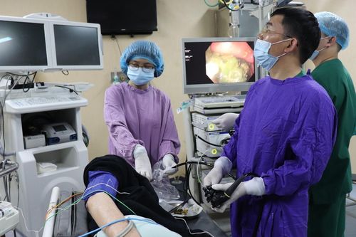 Cụ ông bị loét dạ dày chỉ vì bã thức ăn to