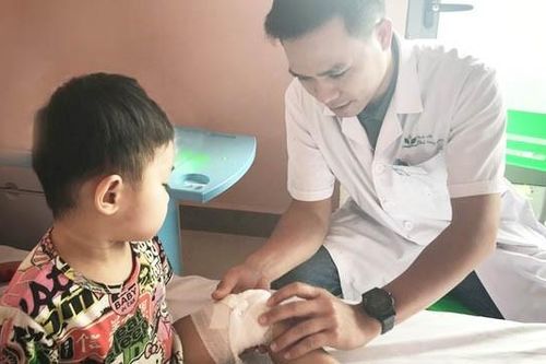 Hồi sinh bàn tay gần đứt lìa cho cho bé gái 3 tuổi