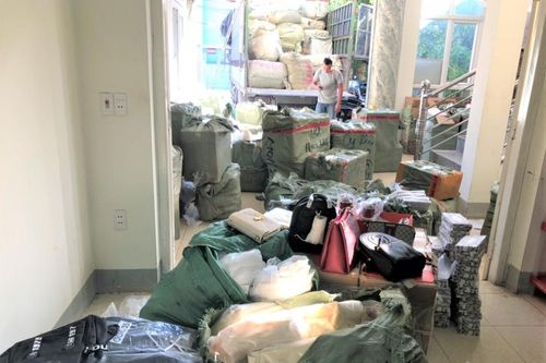 Quảng Bình: Bắt giữ số lượng lớn sữa chua, túi xách không rõ nguồn gốc