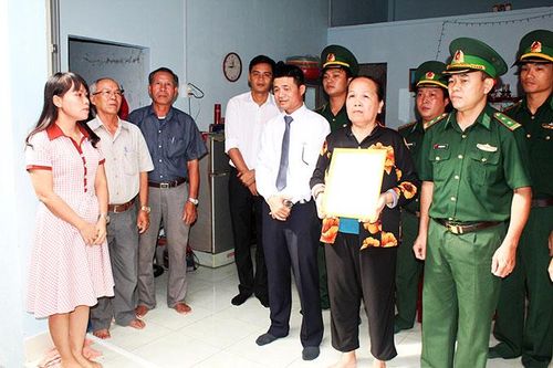 Giúp dân trên tuyến biên giới