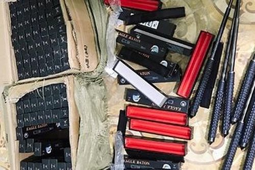 500 chiếc gậy sắt 3 khúc tại bãi đất trống cạnh nghĩa trang