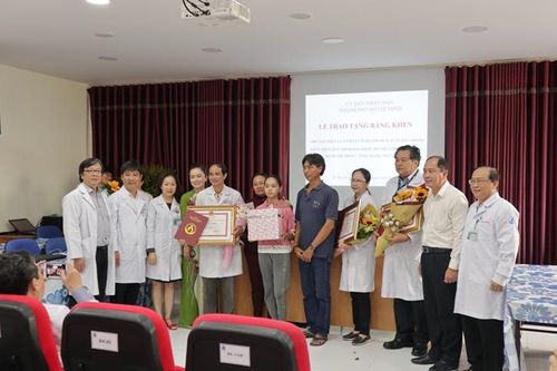Khen thưởng đột xuất các bác sĩ cứu sống bé 12 tuổi bị viêm cơ tim tối cấp