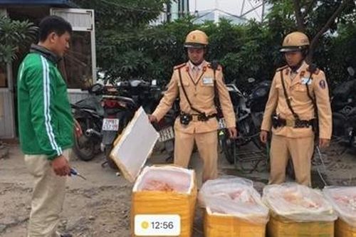 200kg nội tạng bốc mùi theo xe vào Thủ Đô