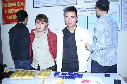 Khen thưởng vụ bắt giữ 5 đối tượng, thu giữ 62.000 viên MTTH