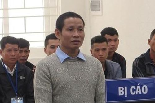 Vợ đòi ly hôn, chồng đâm thẳng ô tô vào 4 người nhà vợ