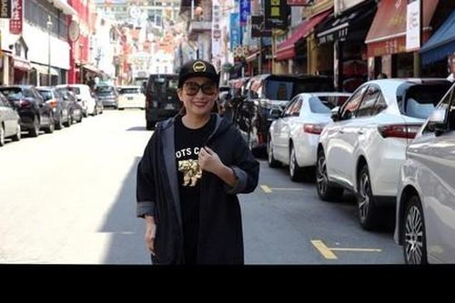 Phi Nhung khoe street style khỏe khoắn trên phố