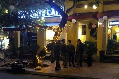 Nhóm côn đồ đi ôtô chém 2 người trong đêm
