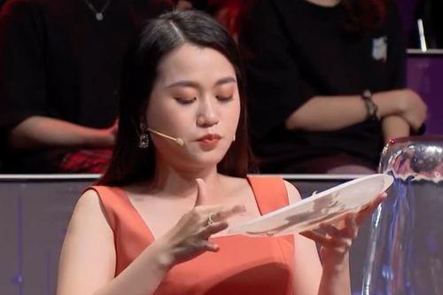 Tiến Luật trêu chọc Lâm Vỹ Dạ ở hậu trường game show