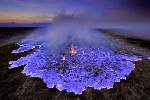 Núi lửa có dòng dung nham màu xanh ở Indonesia