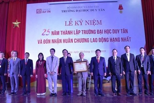Đại học Duy Tân Đà Nẵng đón nhận Huân chương Lao động hạng Nhất