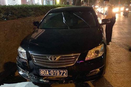 Xe biển xanh của lãnh đạo VFF nghi say rượu gây tai nạn rồi bỏ chạy