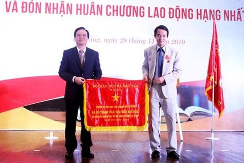 Đại học Duy Tân vinh dự đón nhận huân chương lao động hạng nhất
