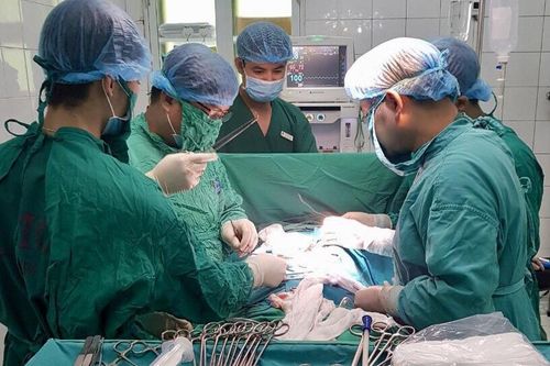 Cắt khối u 3 kg ở cổ người phụ nữ suốt 25 năm