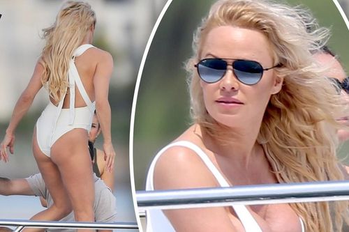 Biểu tượng gợi cảm Pamela Anderson diện áo tắm căng đầy sức sống