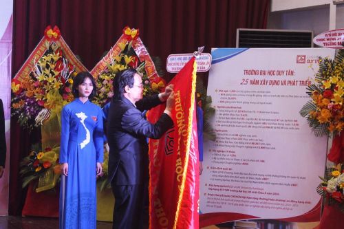 ĐH Duy Tân đón nhận Huân chương Lao động hạng Nhất