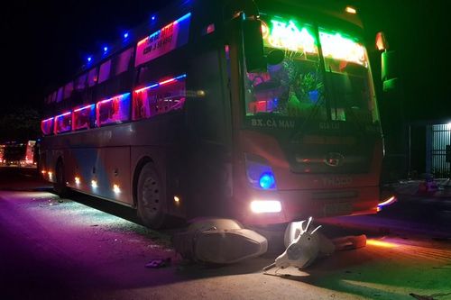 Xe máy bốc cháy sau khi bị kéo lê dưới gầm xe khách gần 1 km