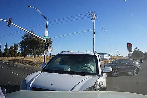 Vượt đèn đỏ, SUV bị đâm tan nát đầu xe