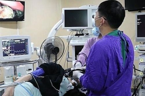 Bã thức ăn 'khủng' trong dạ dày do dùng 'combo' thuốc bột, hồng ngâm