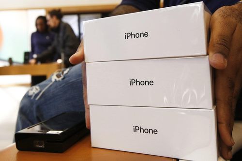 iPhone 11 bị tố đóng hộp sai phụ kiện