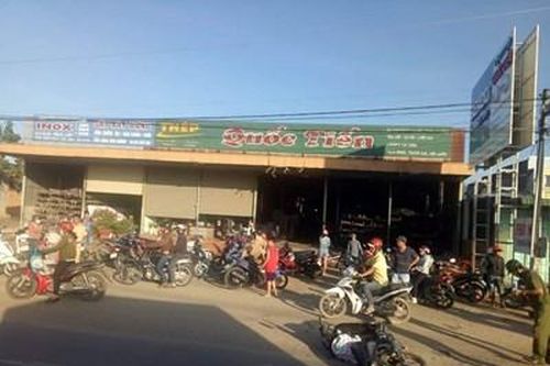 Tai nạn thương tâm, vợ khóc ngất trước thi thể chồng và con